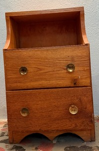 lot 4 image: Vintage Mid-Century Style 2-Drawer Oak Chest  Nightstand