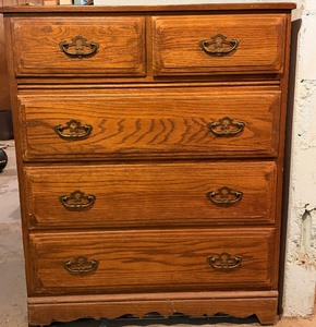 lot 3 image: Traditional Golden Oak 5-Drawer Chest of Drawers  Solid Wood