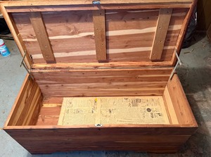 lot 2 image: Vintage Cedar Chest  Blanket Storage Trunk