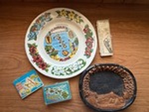 lot 31 image: Mixed Vintage Hawaii Memorabilia & Souvenirs