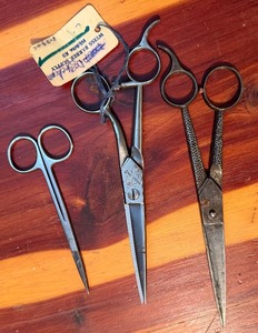 lot 36 image: Haircutting scissors set 5