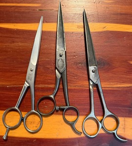 lot 35 image: Haircutting scissors set 4