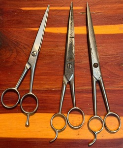 lot 34 image: Haircutting scissors set 3