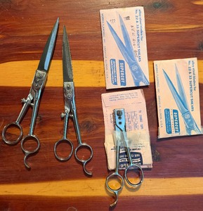 lot 33 image: Hari cutting scissors set 2