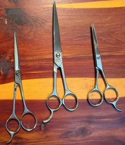 lot 32 image: Hair cutting scissors set 1