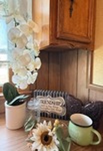 lot 69 image: Farmhouse Decor w Ceramic Butterfly Box