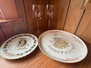 lot 78 image: Vintage 9th Anniversary Plates & Twisted Stem Glasses