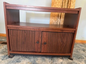 lot 119 image: Vintage Gusdorf Mid-Century Style Rolling TV Stand  Bar Cart - Slatted Doors