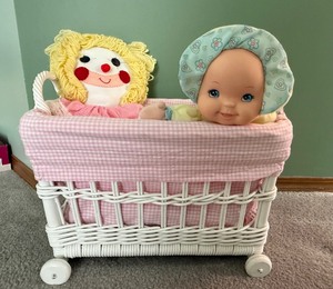 lot 7 image: Vintage Doll Basket w Raggedy Style Doll & Plush Baby Doll