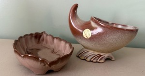 lot 9 image: Vintage Frankoma Pottery Leaf Dish & Cornucopia Vase Lot