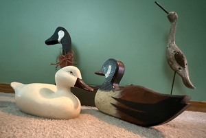 lot 15 image: Rustic Bird Decor, Duck Figures & Goose Basket Lot