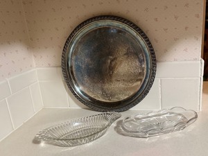 lot 20 image: Vintage Leonard Silverplate Tray & Glass Serving Dishes