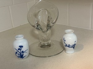 lot 44 image: Cambridge Vintage Jack In the PulpitCalla Lily Clear Art Deco Candlestick Holder & Mini Porcelain Vase Lot