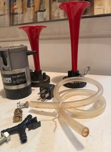 lot 57 image: FIAMM 12V Dual Air Horn Kit w Compressor