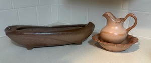 lot 72 image: Vintage Frankoma Pottery Lot #45 Oblong Canoe Planter & #30AB Pitcher Basin Set in Plainsman Brown