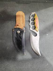 lot 1268 image: Fixed Blade Knife with Leather Sheath Set