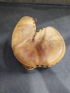 lot 3558 image: Vintage 1950s Dubow Leather Catchers Mitt Baseball Glove Model 614 Carl Sawatski