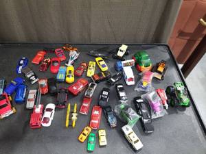 lot 3570 image: LOT OF RANDOM CARS AND TRUCKS