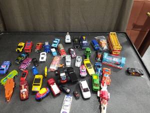 lot 3571 image: LOT OF RANDOM TRUCKS AND CARS