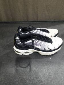 lot 3585 image: Nike Air Max Plus TN Athletic Running Shoes Size 5Y
