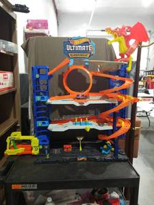 lot 3602 image: Hot Wheels Ultimate Garage Multi-Level Car Track Playset