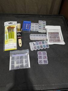 lot 3636 image: Art Supplies Kit with Brushes, Rhinestones and Push Pins