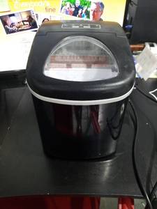 lot 3645 image: Portable Countertop Ice Maker Machine