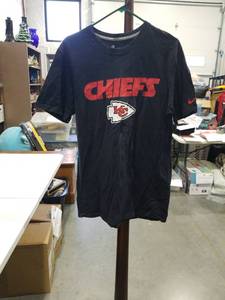 lot 3655 image: Nike NFL Kansas City Chiefs Team T-Shirt Size Large