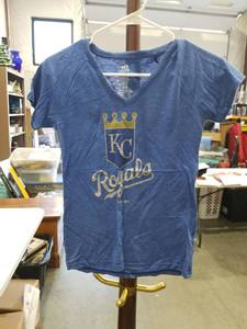 lot 3664 image: Kansas City Royals Womens V-Neck T-Shirt Size 1012