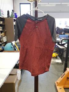 lot 3666 image: Mens Urban Henley Raglan Sleeve T-Shirt Size Small