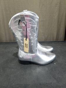 lot 3695 image: Silver Metallic Cowboy Boots with Stitched Design Size 6