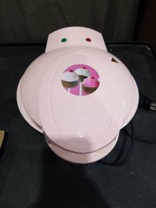 lot 3724 image: KitchenLiving Cake Pop Maker with Sticks