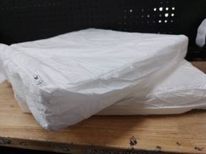 lot 13750 image: 2 Pcs White Foam Cushion Set