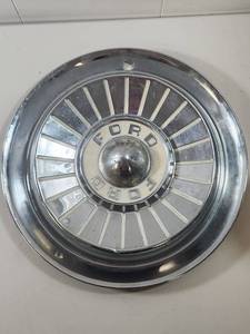 lot 88 image: Vintage Ford Hubcap 1957 Ford Fairlane