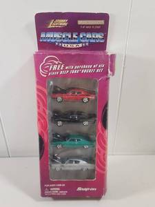 lot 104 image: Johnny Lightning Muscle Cars USA 4-Car Snap On Gift Pack Exclusive 111,250