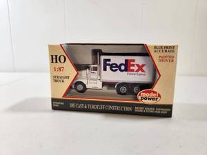 lot 113 image: Model Power HO Scale 187 FedEx Straight Truck Die Cast