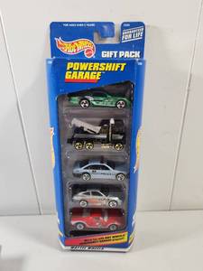 lot 151 image: Hot Wheels Powershift Garage 5-Car Gift Pack