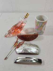 lot 214 image: Vintage Mixed Hair Accessories and Collectibles Lot