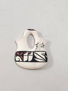 lot 220 image: Native American Hopi Pueblo Ceramic Mini Flat Wedding Vase with Traditional Pottery Design