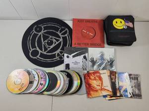 lot 287 image: Large Music Collection with CDs, Albums and Smiley Face Case