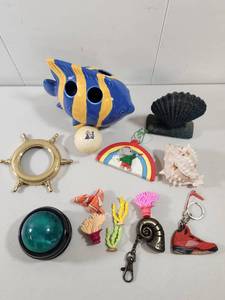 lot 319 image: Mixed Collectibles and Decorative Items Lot