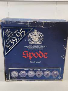 lot 329 image: Spode Blue and White Traditions Dresser Plates Set
