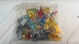 lot 189 image: Mixed Plastic Miniature Accessories and Signs