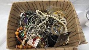 lot 190 image: Mixed Costume Jewelry Collection Lot