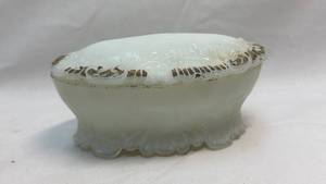 lot 226 image: Vintage Milk Glass Covered pin Bowl