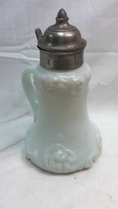 lot 233 image: Vintage Milk Glass Pitcher