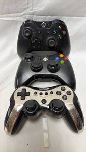 lot 247 image: Gaming Controller Bundle - Xbox One and Xbox 360 Wireless Controllers with Pro Controller