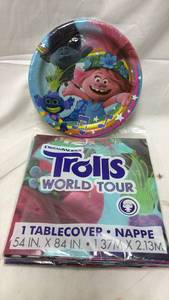 lot 270 image: Trolls World Tour Party Set - Plates and Tablecloths