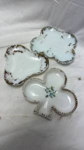lot 271 image: Decorative Milk Glass Set