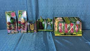 lot 2090 image: Wicked Musical Themed Candy Collection Pop Ups Lollipops and Chocolate Set